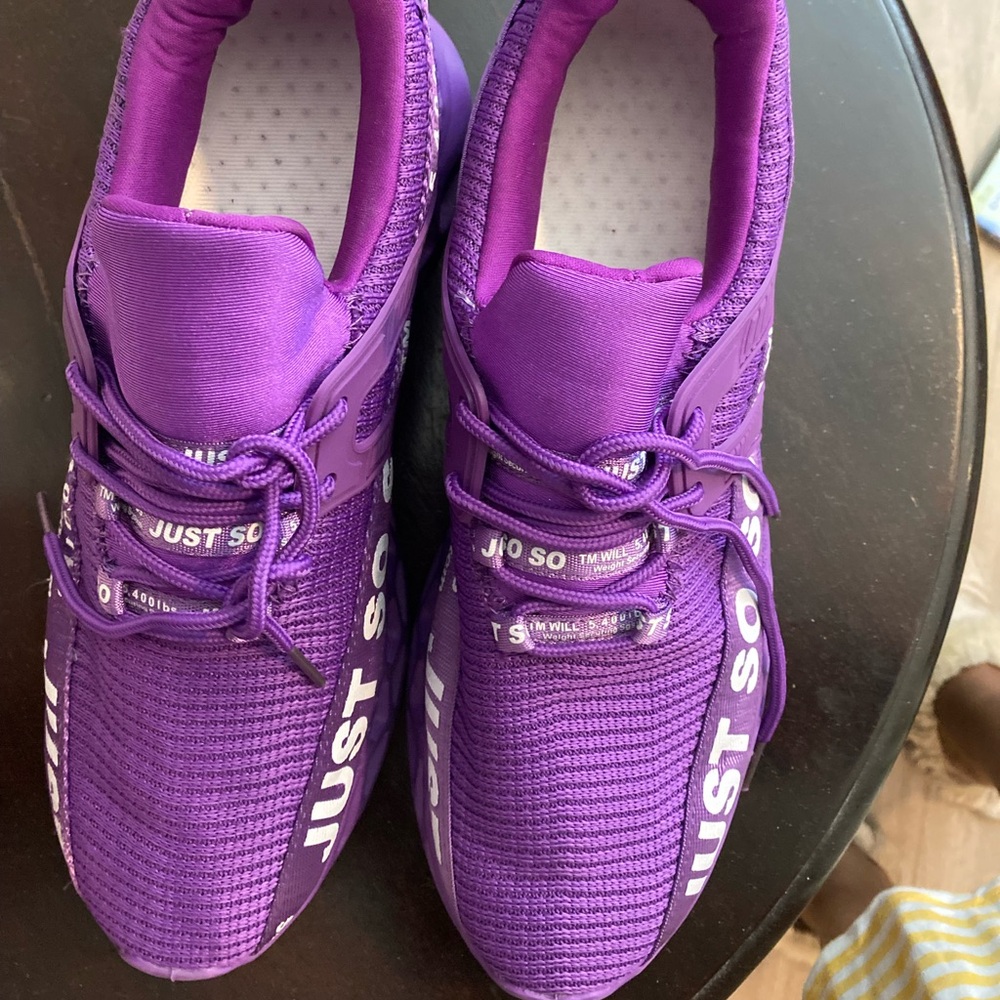 Women’s tennis shoes